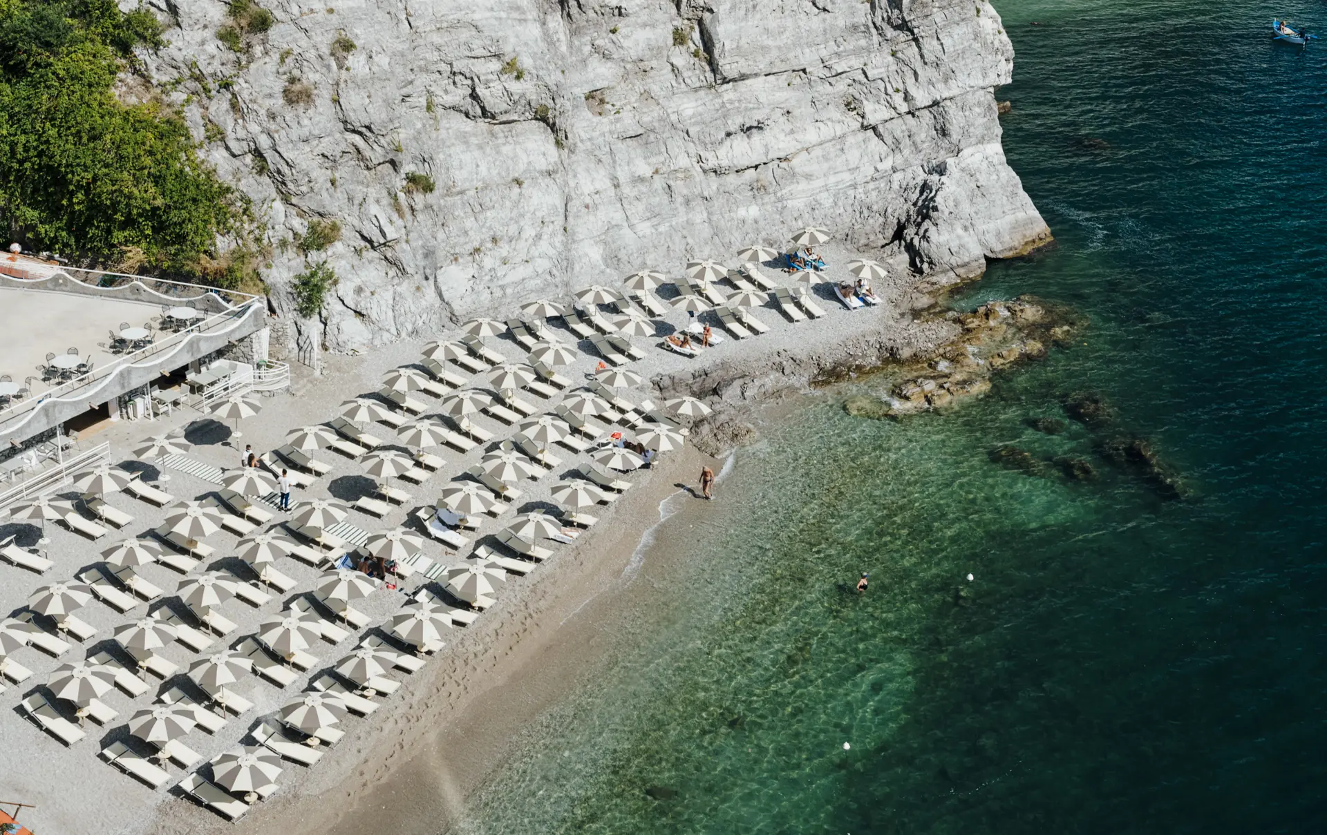 Hotel Cetus har privat beach club