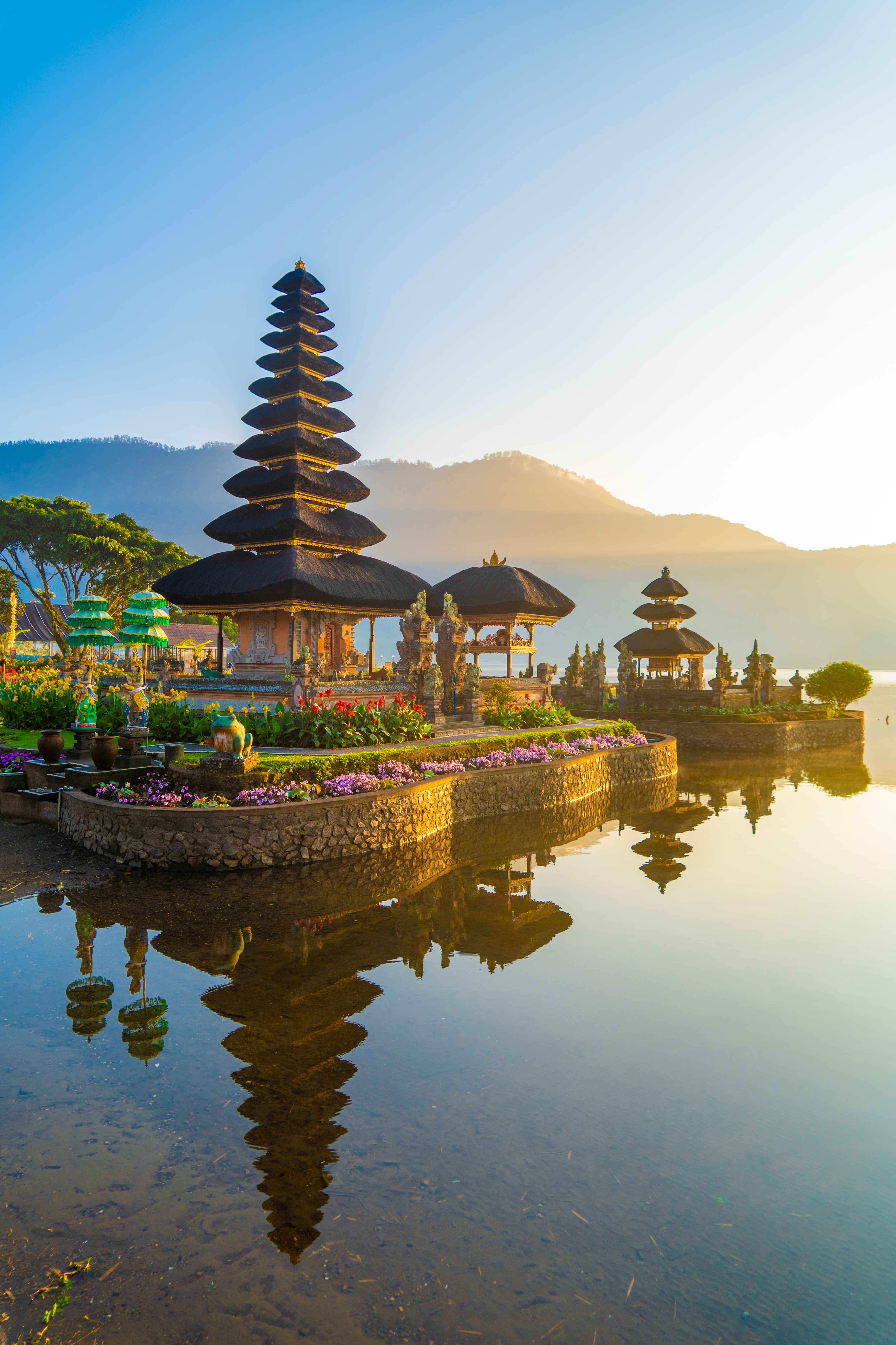 Shutterstock 2535734127 (Ulun Danu Temple Bratan Lake Om Morgenen På Bedugul, Bali, Indonesien)