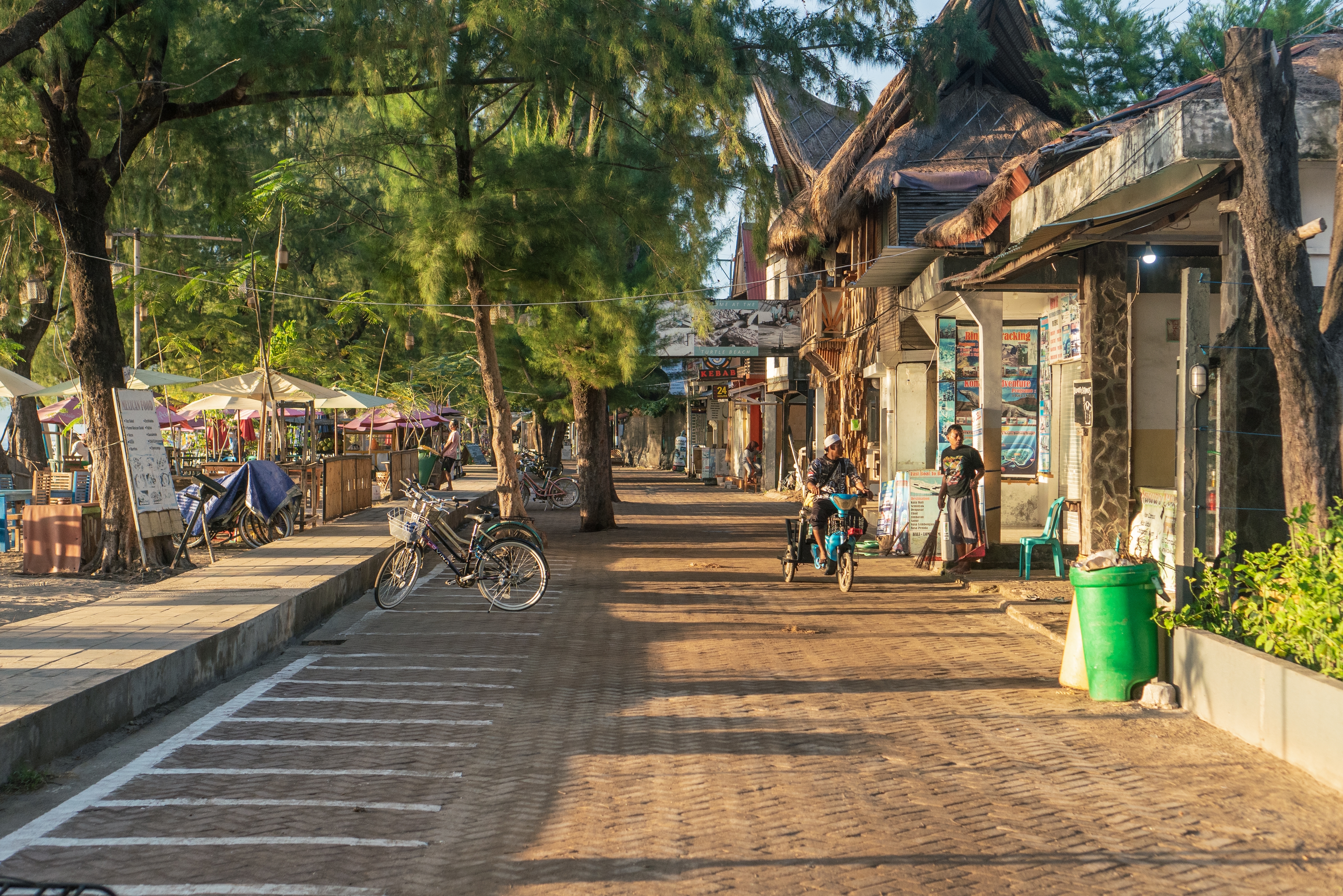 Shutterstock 2197618091 GILI TRAWANGAN, INDONESIA JULY, 2022 The Atmosphere Of A Quiet Morning Street On The Island Of Gili Trawangan