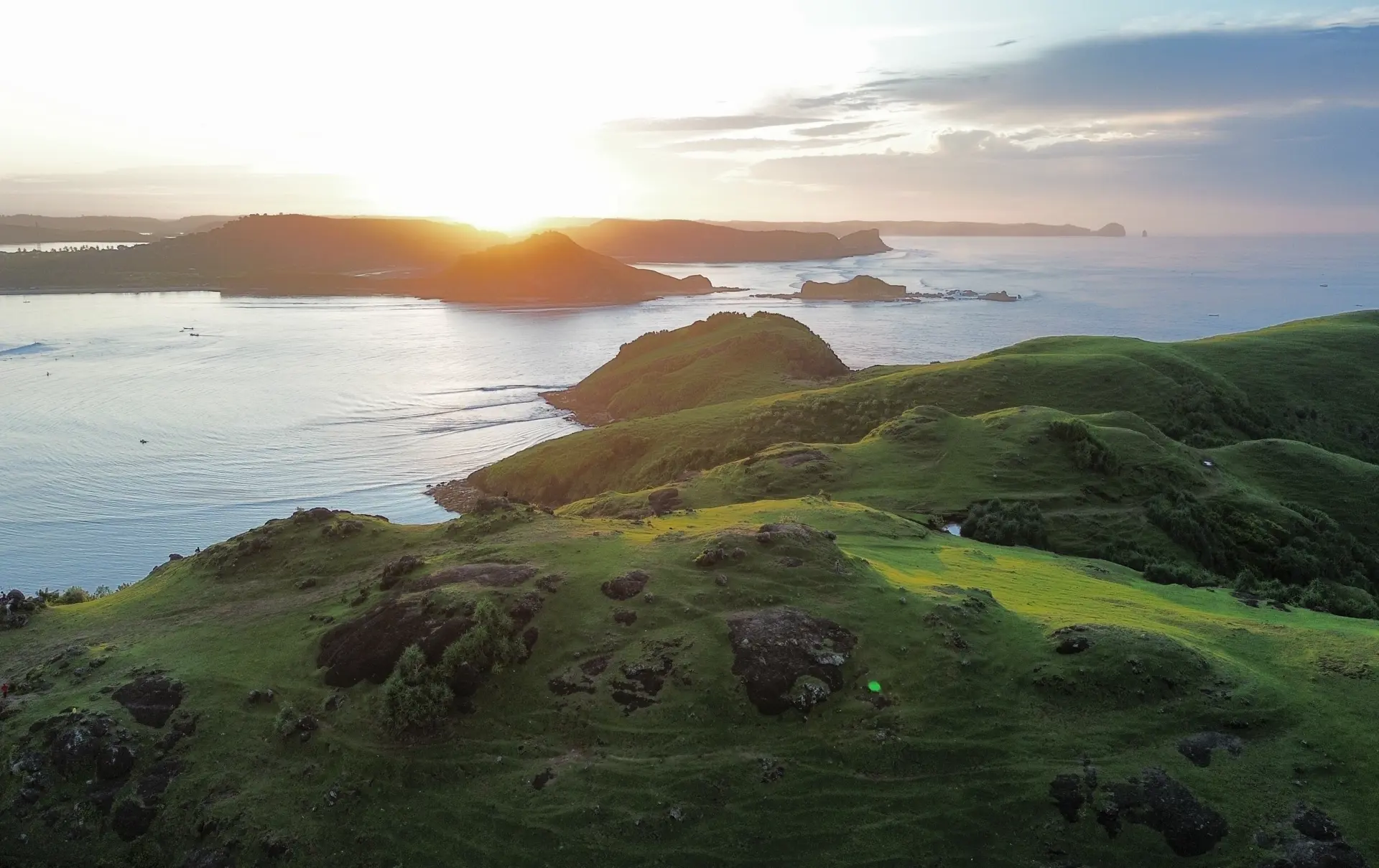 Shutterstock 2597181239 (Sunrise På Toppen Af Merese Hill Lombok Indonesien)